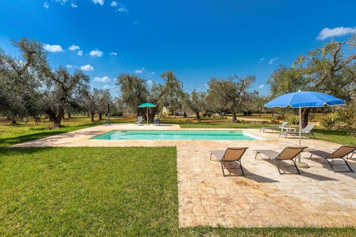 Trullo per 10 persone, con piscina a San Michele Salentino