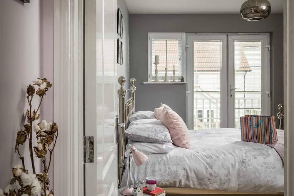 Rye Bay House -  a cottage that sleeps 8 guests  in 4 bedrooms in Camber, East Sussex