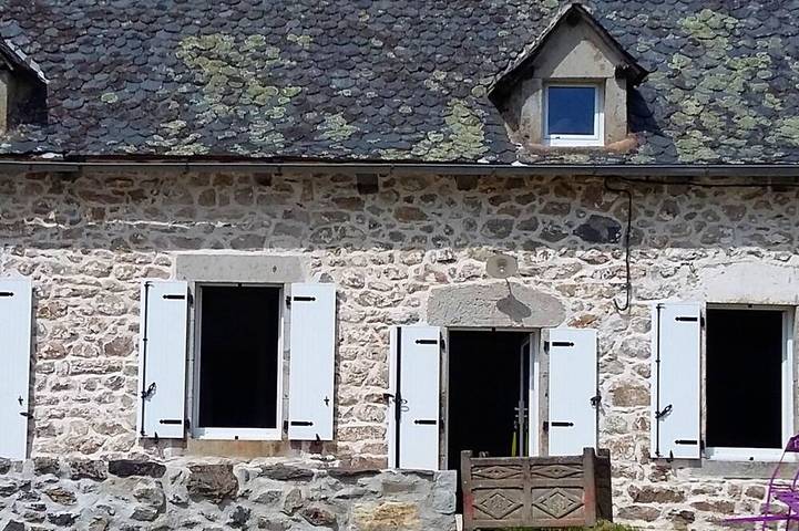 Gîte pour 8 personnes, avec Jacuzzi et Terrasse ainsi que Jardin et Sauna dans le Cantal