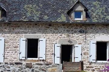 Gîte pour 8 personnes, avec terrasse et jardin ainsi que sauna et jacuzzi dans le Cantal