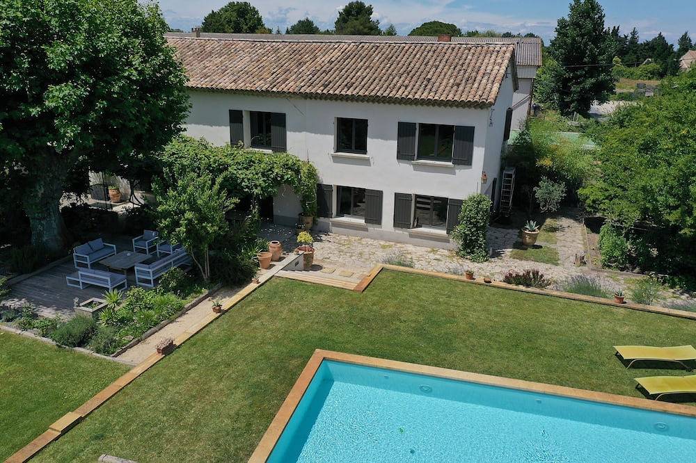Modern air-conditioned farmhouse with swimming pool near Avignon 15 mn, mont Ventoux 20mn in Althen-des-Paluds, Vaucluse