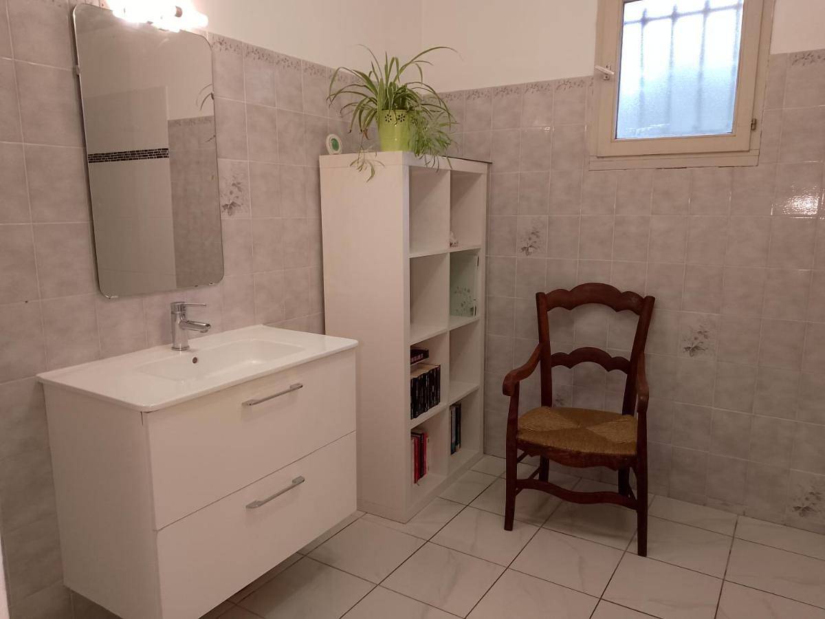 Appartement de vacances entier, Double Room with Shared Bathroom in Calvisson, Côte méditerranéenne (France)