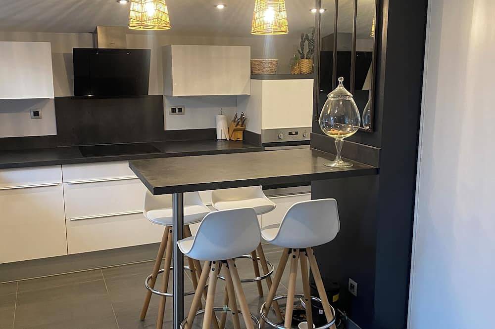 Entire apartment, Small T2 house close to the sea, in a residence with swimming pool. in Vic-la-Gardiole, Côte d'Améthyste