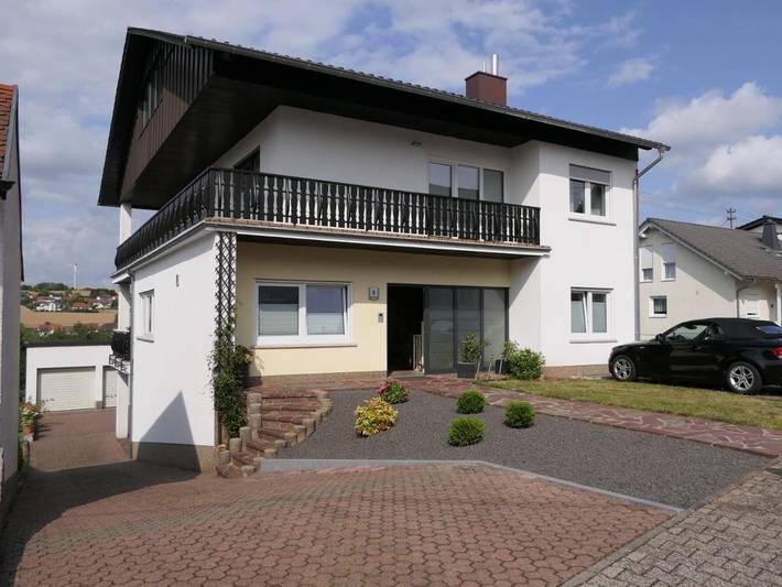 Ferienwohnung für 4 Personen, mit Balkon und Terrasse sowie Ausblick in Eppelborn
