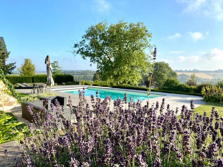 Location de vacances pour 8 personnes, avec piscine ainsi que jardin et vue, animaux acceptés à Fosses-la-Ville