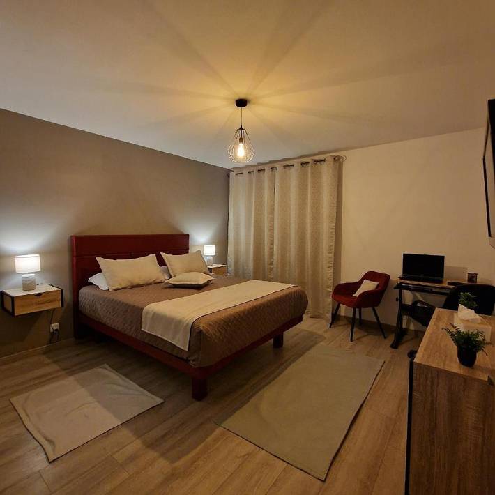 Gîte pour 2 personnes, avec vue et jardin dans Nurieux-Volognat