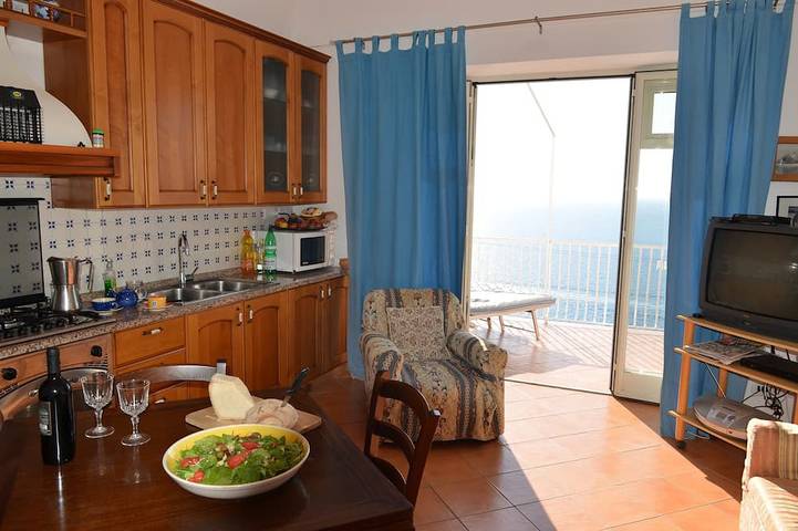 Ganze Wohnung, Bright and spacious apartment where you can enjoy peace and beautiful sea views in Praiano, Sorrento Coast