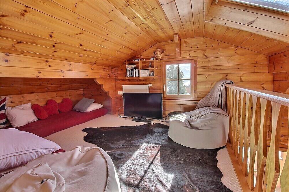 Chalet in the heart of Anzère, close to the Spa, with 3 bedrooms and 1 open mezzanine in Anzère, Ayent