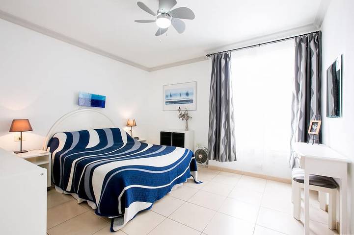 Ganze Wohnung, Sonniges, geräumiges Reihenhaus mit 2 Zimmern/2 Bädern - Blick auf den Pool in Los Cristianos, Arona
