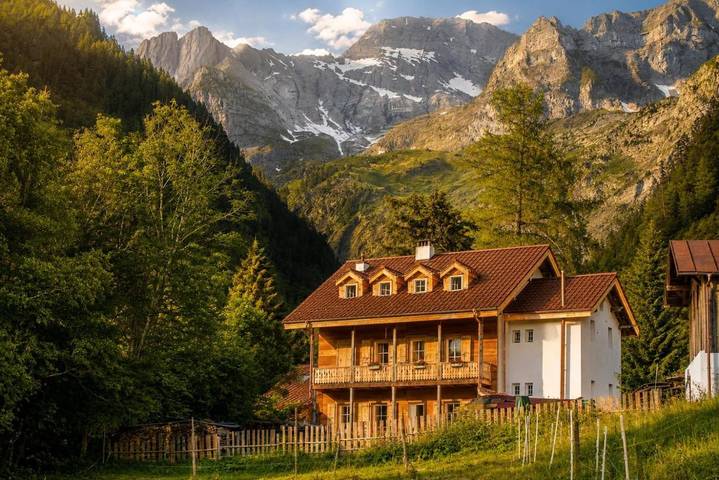 Hôtel pour 3 personnes, avec Terrasse et Jacuzzi ainsi que Jardin et Bassin pour enfant