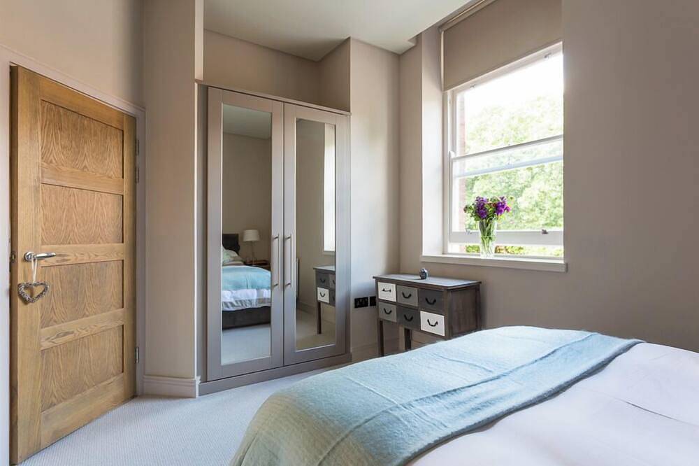 Entire apartment, 5* reviews - Apt in iconic bldg, Exeter, King Beds, 2 Baths, parking, gym, Ev. in Exeter, Devon
