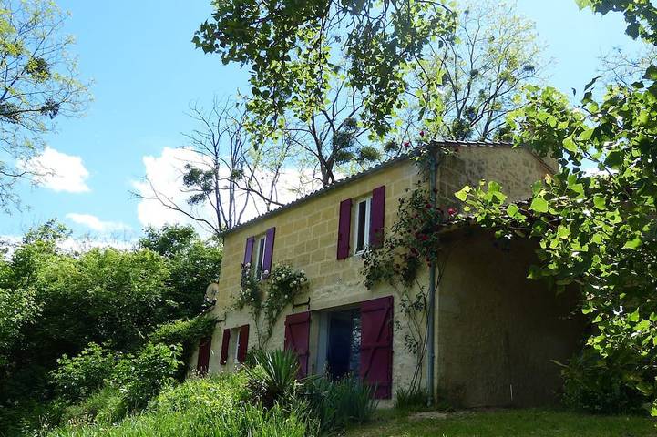 Gîte pour 4 personnes, avec piscine ainsi que terrasse et jardin à Saint-Philippe-d'Aiguille