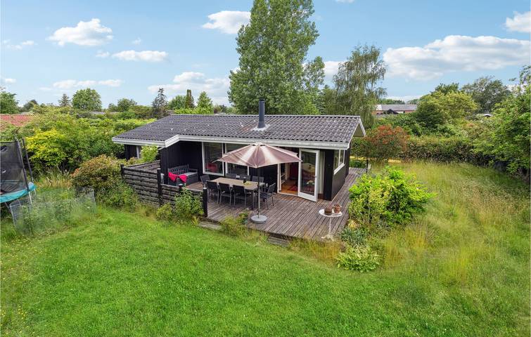 Ferieudlejning for 6 personer, med Terrasse og Have i Karrebæksminde