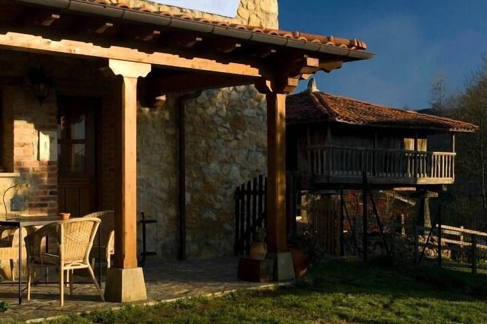 Casa con piscina y jardín, entre Picos de Europa y playas de Villaviciosa. in Pruneda, Nava