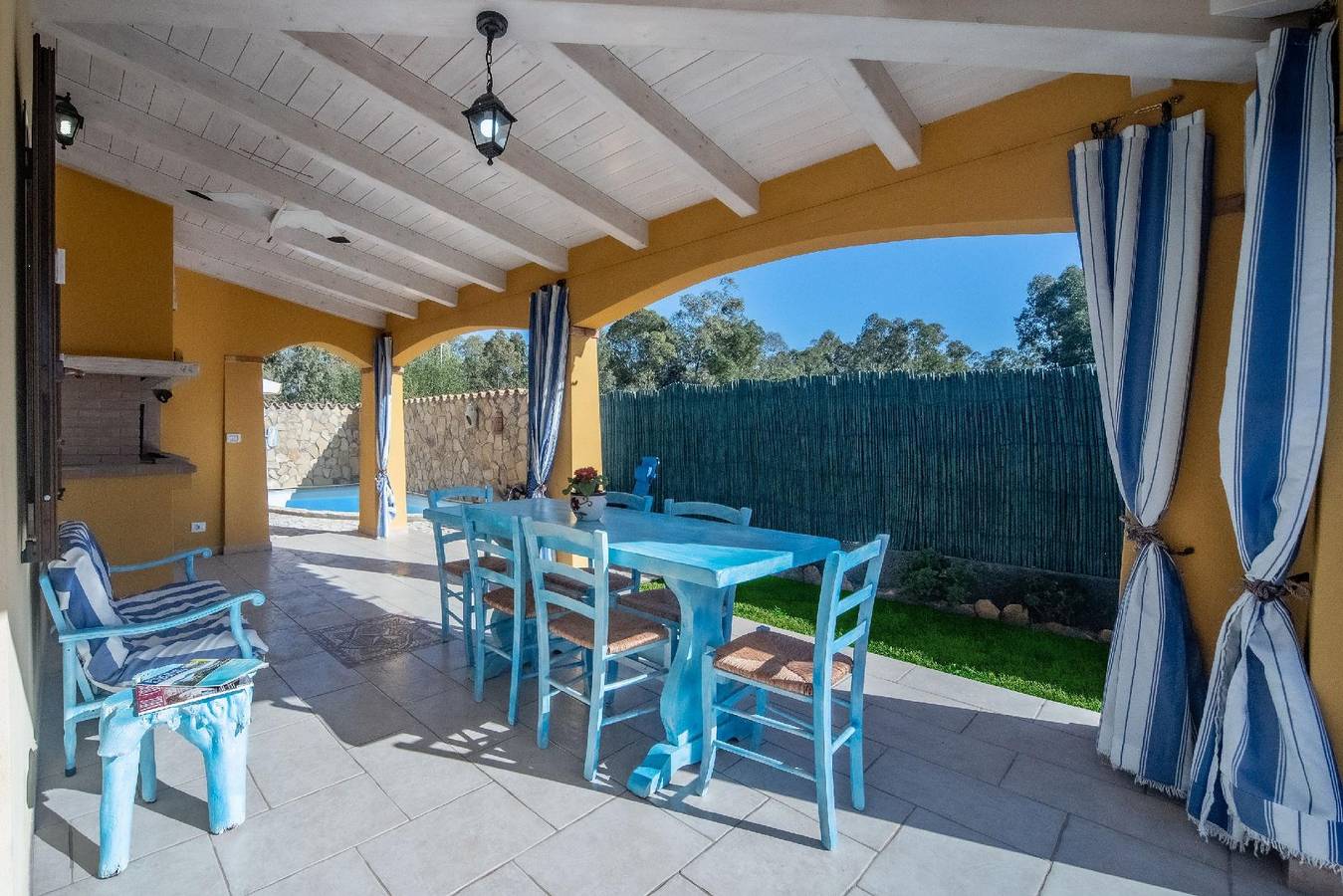 Bella villa bifamiliare moderna con piscina privata a pochi minuti d'auto da bellissime spiagge in Olia Speciosa, Cagliari e Dintorni