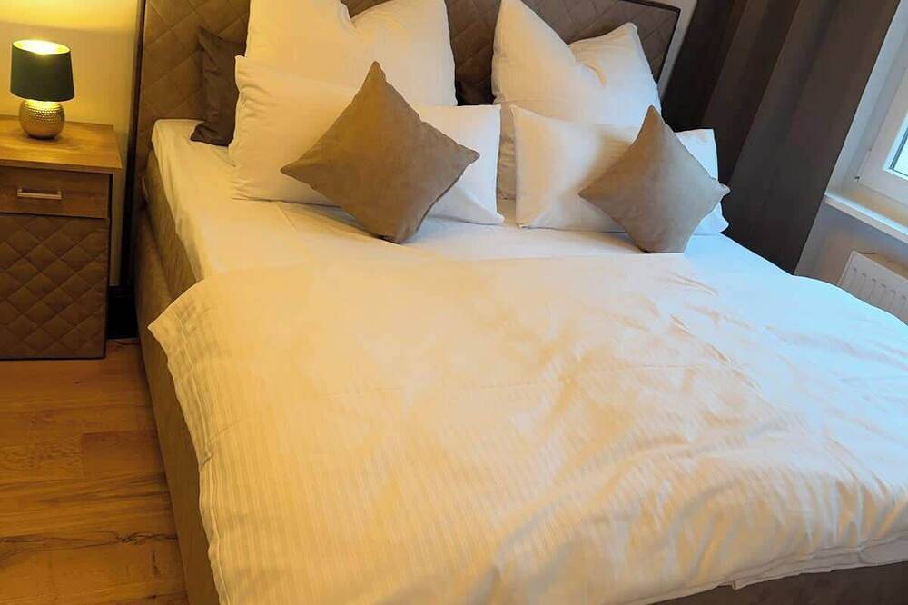 Ganze Wohnung, Mitten in der Altstadt | Luxus 2025-renoviert in Augsburg-Innenstadt, Augsburg