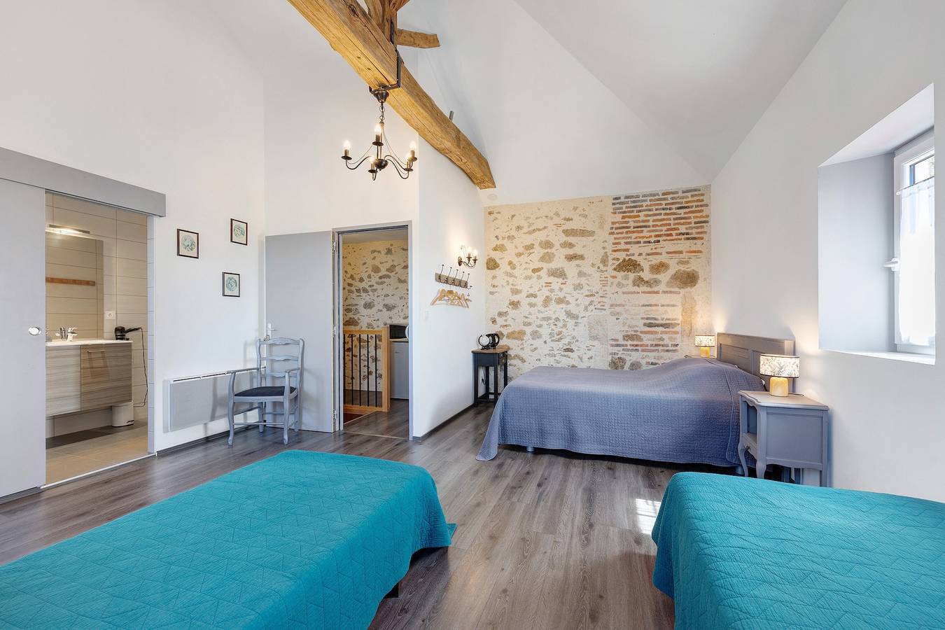 Gästezimmer Les Carmes: „Chambre Lorette“ für 4 Personen mit Gemeinschaftsgarten & Wlan in La Flocellière, Fontenay-le-Comte