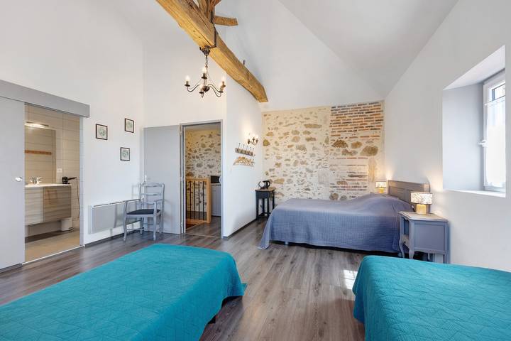 Les Carmes Guest Room: “Lorette” Family Room for 4 with Shared Garden and Wi-Fi in La Flocellière, Fontenay-le-Comte