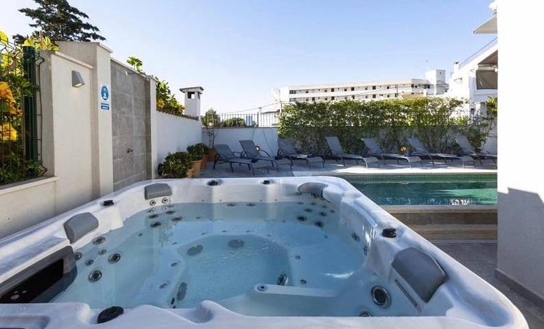Villa für 8 Personen, mit Balkon und Whirlpool sowie Terrasse und Garten in Palma - 2