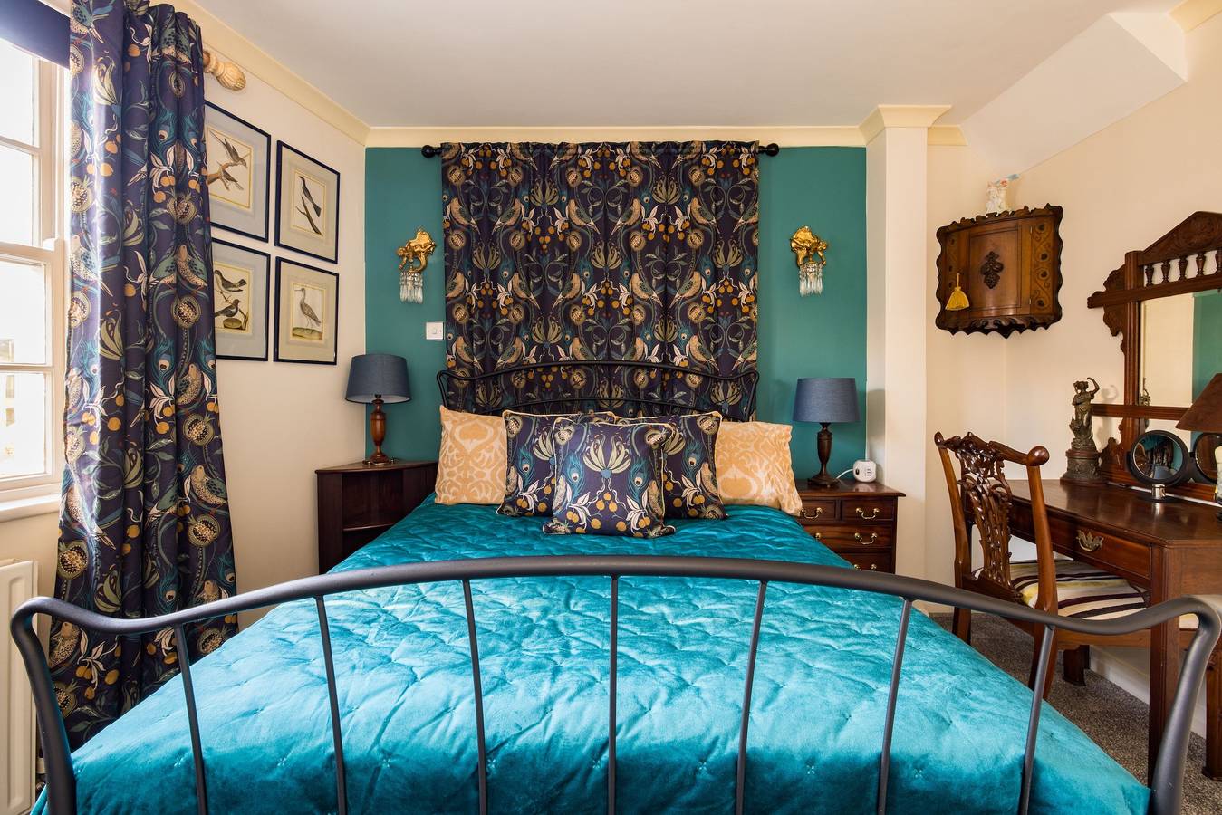 Entire vacation apartment, Mayfair 3-Bed 6-Guest w/Patio & ac Berkeley Square in London, South East England