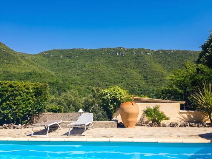 Location de vacances pour 8 personnes, avec Terrasse ainsi que Jardin et Piscine à Saint-Julien-de-la-Nef