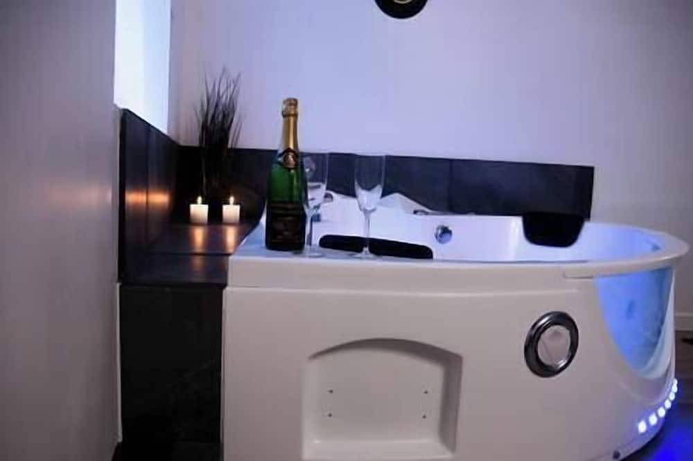 Apartamento entero, Romantic Jacuzzi Suite in Moulins, Allier (desambiguación)