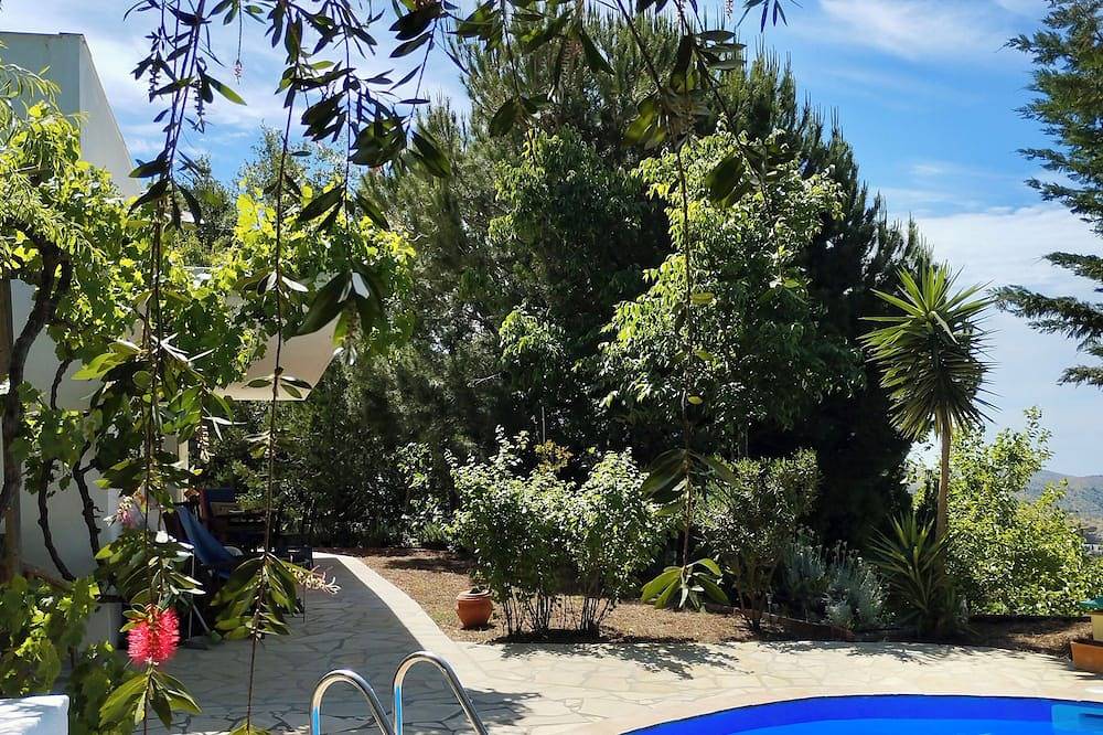 Sheltered house in the mountains with sea views and private pool. in Sedella, Málaga Provinz