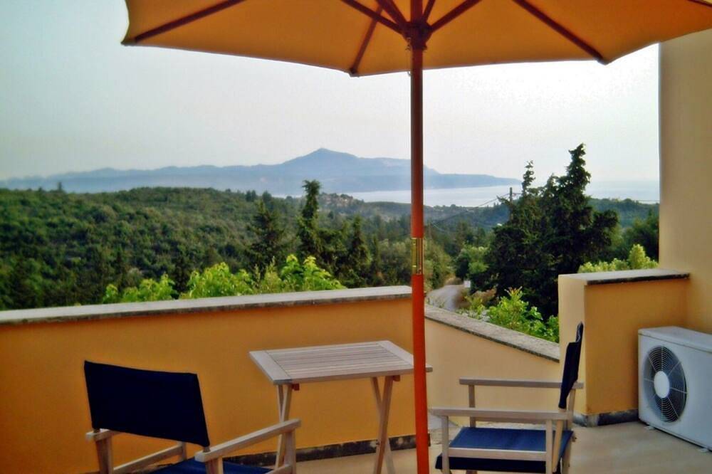 Small village house, shared pool and views of the countryside and sea in Douliana, Vamos