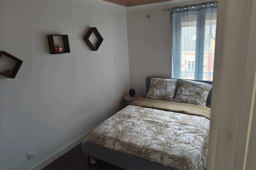 Ganze Wohnung, Downtown Apartment with Private Garage in Charleville-Mézières, Ardennen