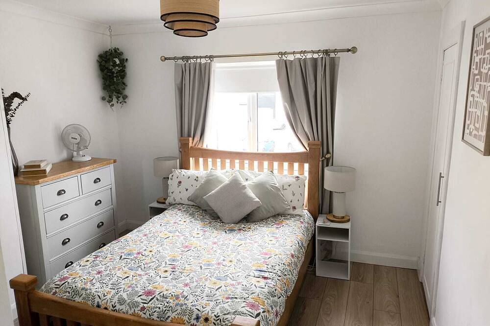 Local, Sunny, Very Clean, Fully equipped, Wifi, 3 bed! 5 min walk to key shops! in Carrickfergus, Grafschaft Antrim