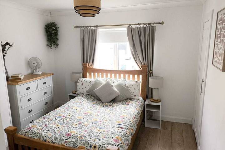 Local, Sunny, Very Clean, Fully equipped, WiFi, 3 bed! 5 min walk to key shops! in Carrickfergus, Grafschaft Antrim