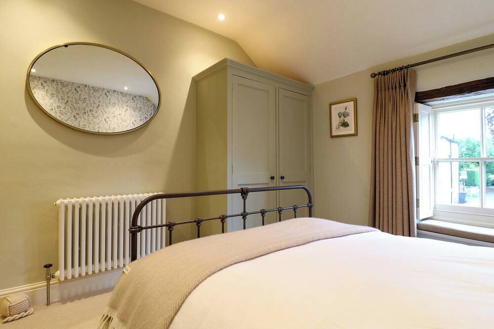 Christmas Cottage, romantic, luxury holiday cottage in Bakewell in Ashford in the Water, Derbyshire