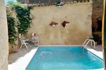 Gîte pour 6 personnes, avec terrasse et jacuzzi à Quarante