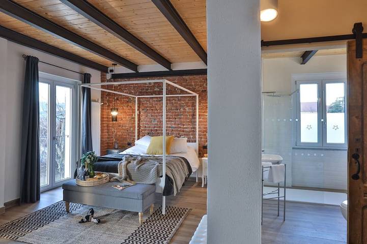 Barn retreat in the Italian Unesco wine region with beautiful views & pool in Alfiano Natta, Provincia d'Alessandria