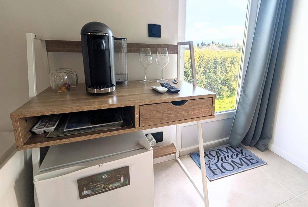 Triple Room with Mountain View in Lagnes, Parc naturel régional du Luberon