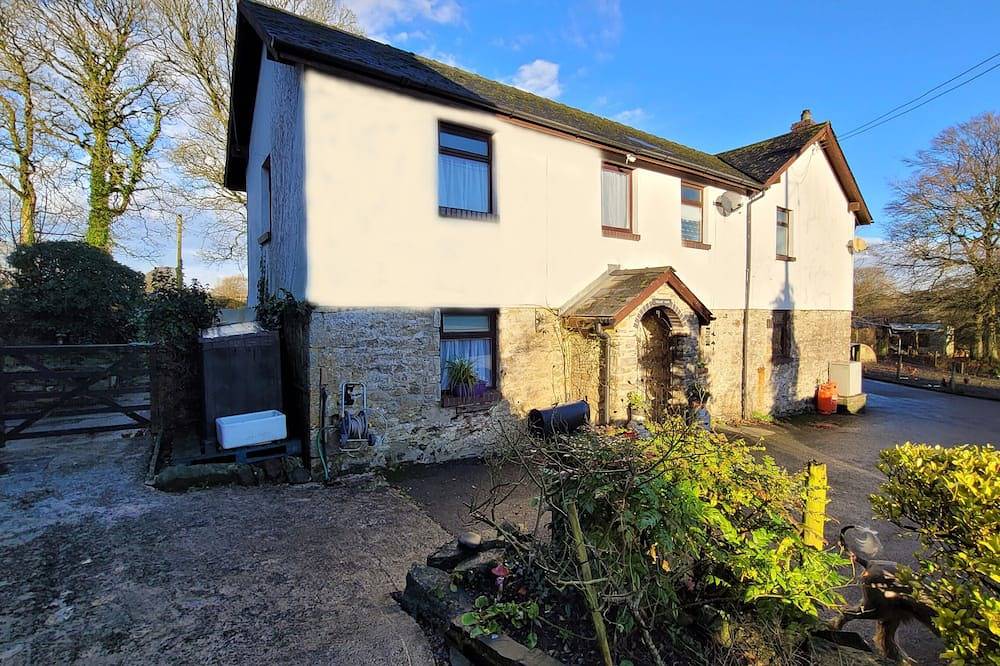 Comfortable character cottage with small garden on smallholding. Pets welcome. in Narberth, Pembrokeshire