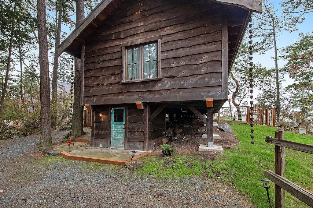 Secluded & stylish eco love nest right in town - perfect for work & play in Orcas Island