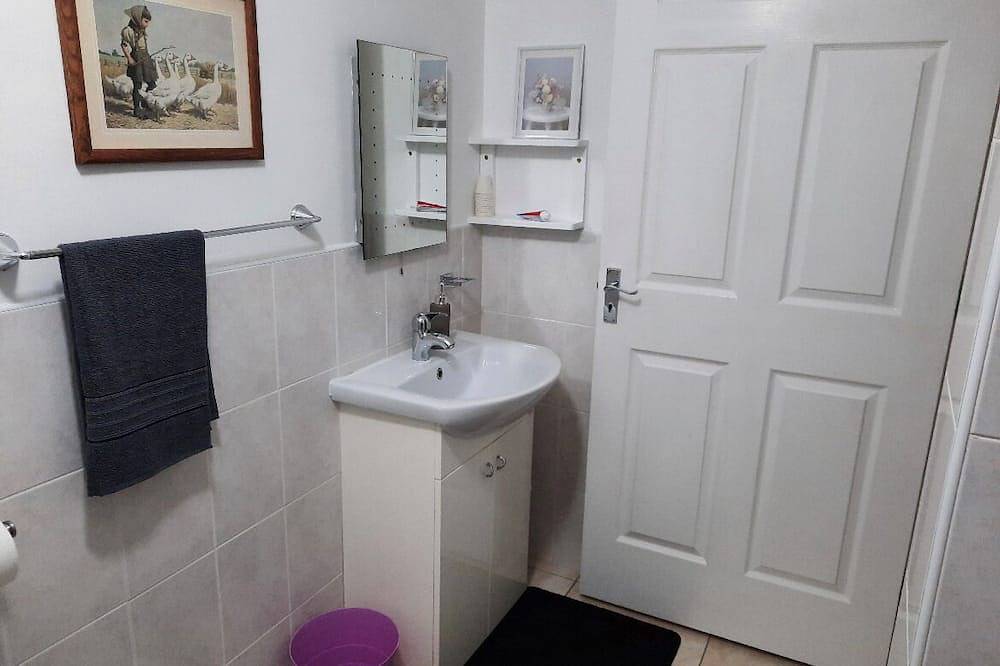 Ganze Wohnung, Beautiful Rural Ground Floor Flat with Waterfront View in County Tipperary