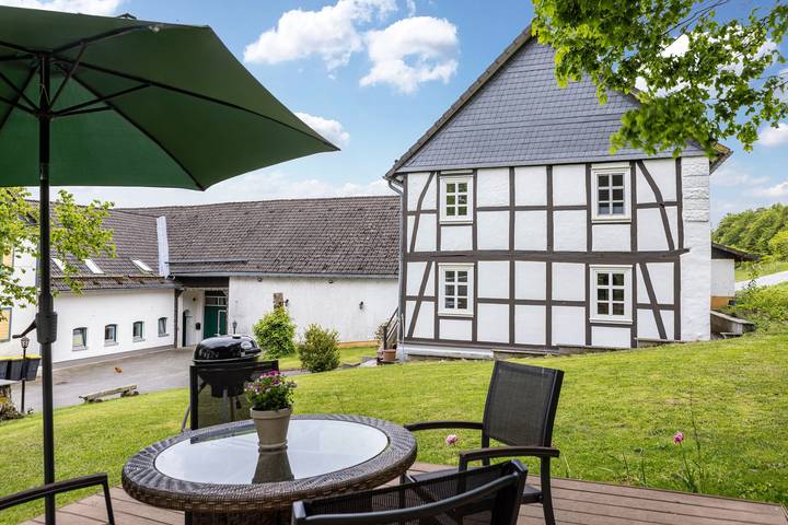 Ganze Wohnung, Apartment 'Fewo Am Uplandsteig' mit gemeinsamer Terrasse, Garten und Wlan in Diemelsee, die Mittelgebirge