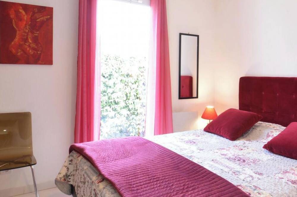 Charming villa with heated pool between Avignon and Isle sur la Sorgue in Saint-Saturnin-lès-Avignon, Vaucluse