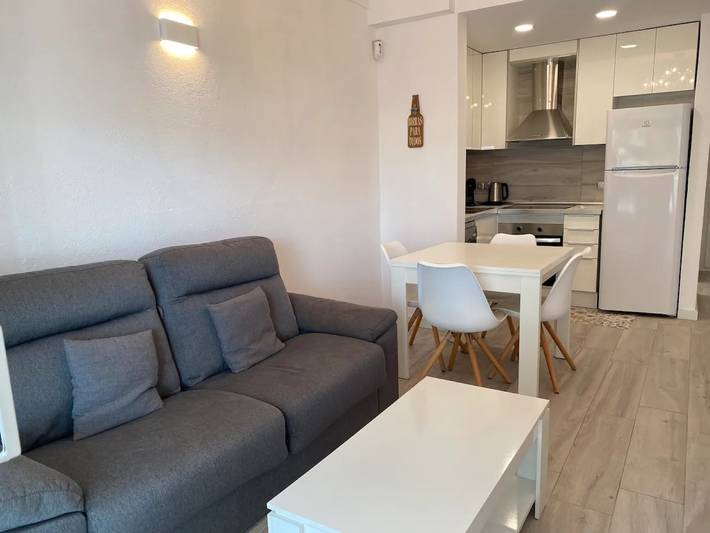 Entire apartment, Apartment 'Montiro' with Mountain View, Wi-Fi and Air Conditioning in l'Escala, Upper Empordà