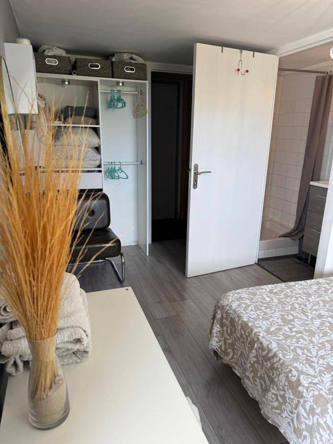 Chambre d’hôte pour 2 personnes, avec Terrasse ainsi que Jardin et Piscine à Montfort