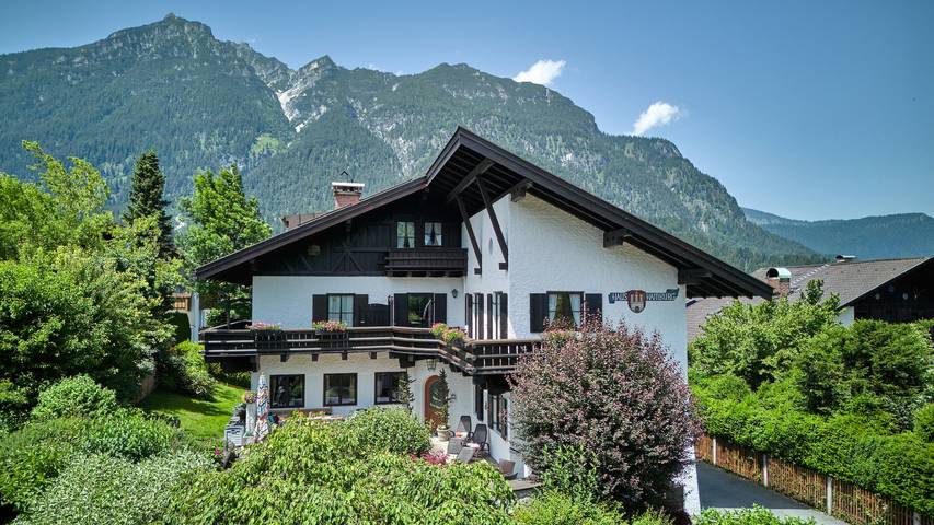 Chalet für 12 Personen, mit Balkon und Terrasse sowie Ausblick in den Ammergauer Alpen