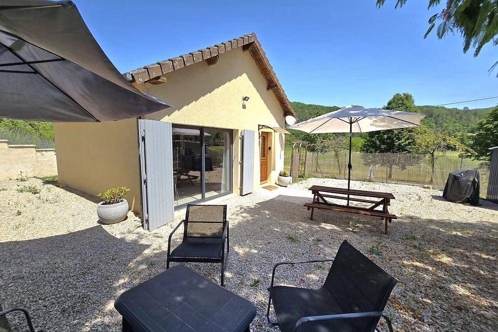 Entire apartment, Charming studio with private garden in the heart of Dordogne in Coly-Saint-Amand, Périgord Noir