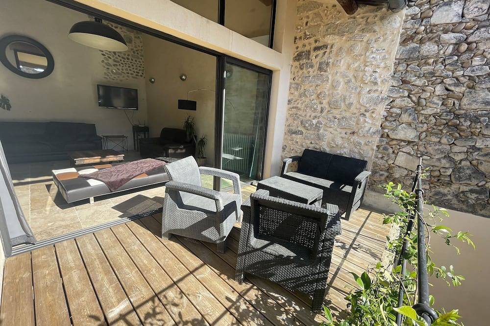 Appartement entier, Grand appartement dans une maison de ville plein centre. in Eyragues, Région d'Arles