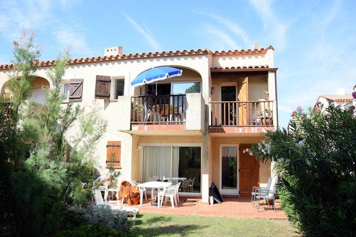 Apartamento entero, Apartamento 'F K K Ferienwohnung Oasis Naturist' con piscina compartida, jardín compartido y Wi-Fi in Port Leucate, Leucate