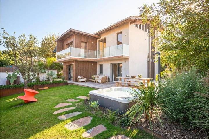 Villa pour 8 personnes, avec jardin et piscine ainsi que jacuzzi et balcon à Saint-Jean-de-Luz