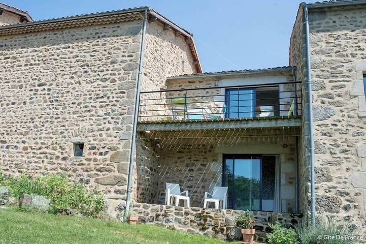 Location de vacances pour 4 personnes, avec balcon ainsi que piscine et jardin à Saint-Jean-des-Ollières