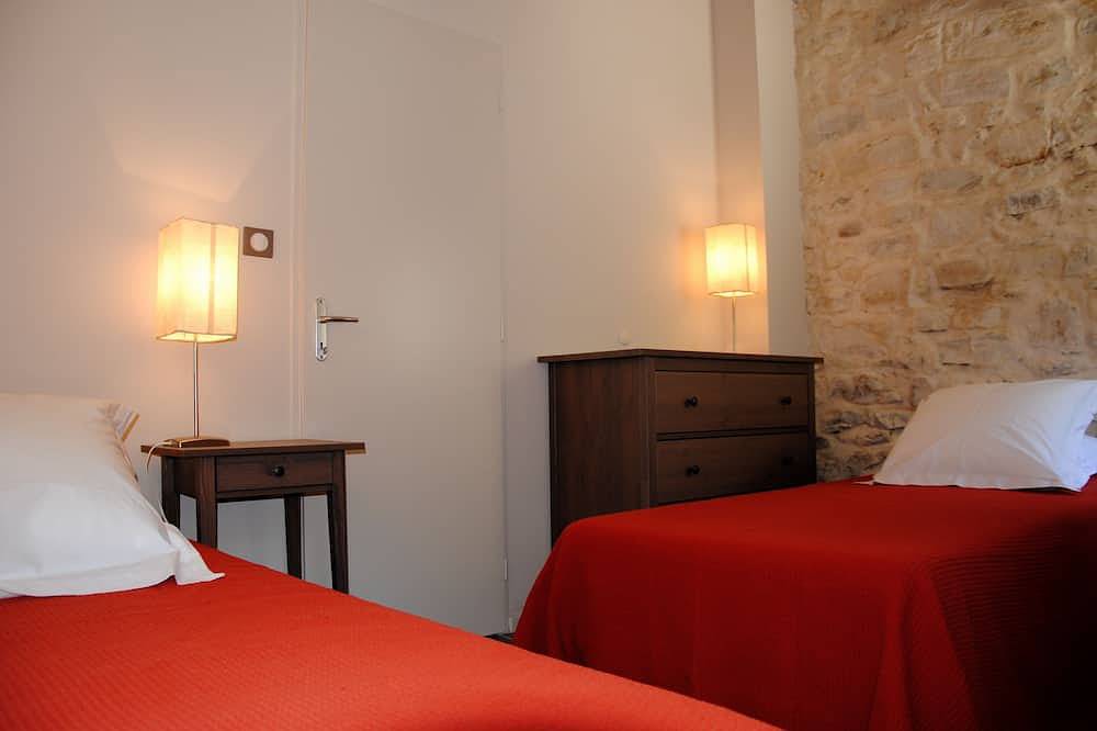 Appartement entier, Sud Ardèche Balazuc site classé:gîte de charme et caractère La Calade et piscine in Les Louanes, Balazuc