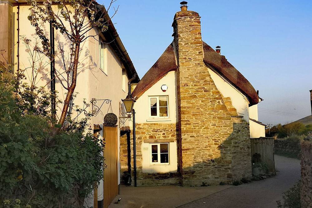 Croyde cottage with direct access to beach path, close to pubs and shops. in Croyde, Devon